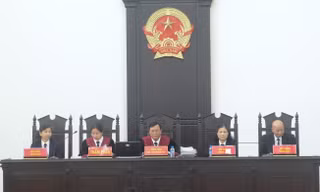 Hội đồng xét xử vụ án.
