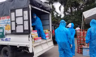 Hàng hóa ủng hộ được chuyển vào xã Tăng Tiến (Việt Yên, Bắc Giang).