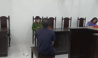 Đổ xăng, phóng hỏa tại cổng ủy ban phường vì không làm được sổ đỏ