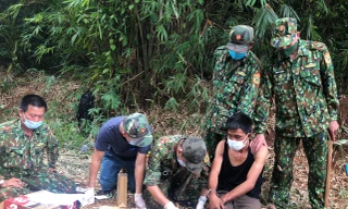 Bộ đội bắt giữ đối tượng cùng ma túy tang vật.
