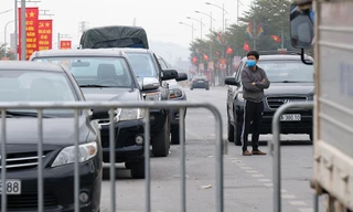 Lực lượng chức năng hướng dẫn một thanh niên quê Chí Linh có nguyện vọng về nhà ăn Tết dù nơi đây đang bị phong tỏa.