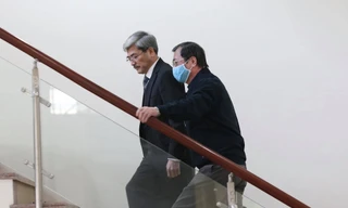 Ông Vũ Huy Hoàng run chân khi bước lên bậc thang, phải được luật sư dìu hoặc bám vào tay vịn.