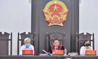 Hội đồng xét xử đã quyết định hoãn phiên tòa.