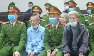 Từ trái qua, các bị cáo Lê Đình Công, Bùi Viết Hiểu.