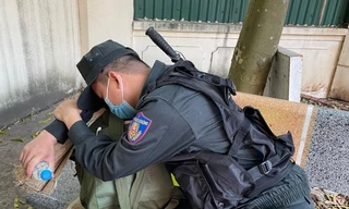 Một chiến sĩ CSCĐ tranh thủ chợp mắt trước khi làm nhiệm vụ. Họ đã làm việc với cường độ cao trong hơn nửa tháng qua.