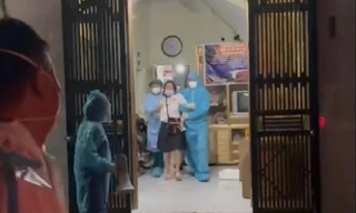 Bà Q bị cưỡng chế đi cách ly vì tiếp xúc với F0.