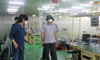 Đoàn công tác của Ban quản lý các Khu công nghiệp tỉnh Bắc Giang kiểm tra điều kiện hoạt động trở lại tại Cty EMW Việt Nam.