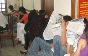 Theo chân cảnh sát bắt nhóm kiều nữ phê thuốc lắc