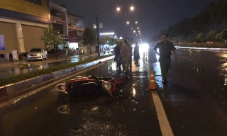 Mưa mù trời làm người đi đường tông vào dải phân cách tử vong 