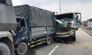 Tai nạn liên hoàn trên cầu vượt Thủ Đức, giao thông hỗn loạn