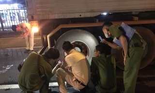 Xe container tông chết người rồi bỏ chạy 