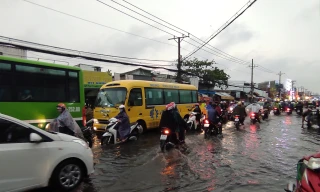 Đường phố cửa ngõ phía Tây TPHCM lại biến thành... 'sông'
