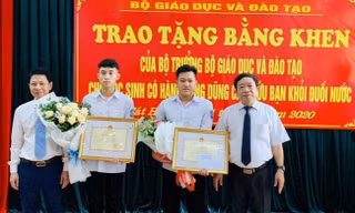Tặng bằng khen nhóm học sinh Hải Phòng cứu bạn đuối nước