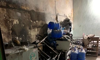 Ngôi nhà bị hỏa hoạn chứa đầy bình gas mini, ảnh: CAHP.