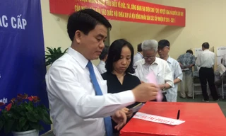 Chủ tịch UBND TP Hà Nội Nguyễn Đức Chung đi bầu cử tại quận Đống Đa.