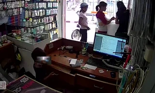 Người phụ nữ điều khiển bé trai trộm điện thoại