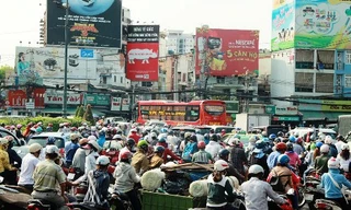 Hàng nghìn xe nhích từng chút tại vòng xoay Dân chủ. Ảnh: Hải Hiếu