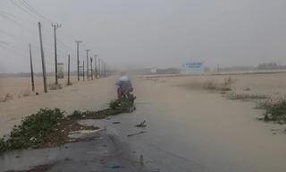 Nhiều tuyến đường ở Quảng Nam bị nước lũ chia cắt.