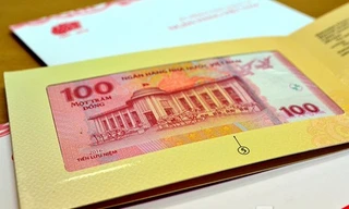Tiền lưu niệm 100 đồng của Ngân hàng Nhà nước phát hành. Ảnh: Thanh Hà