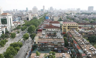 Những khu chung cư cũ nhếch nhác xen kẽ với nhiều khu cao tầng của dự án mới ở Hà Nội	Ảnh: Xuân Phú