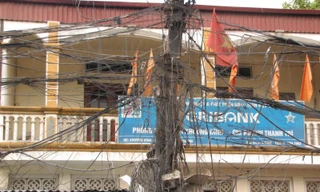 Cột điện cháy giữa phố, đường ùn tắc cục bộ