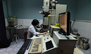 Các nhà khoa học nghiên cứu nuôi cấy virus corona mới tại Viện vệ sinh Dịch tễ T.Ư