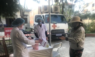 Bác sĩ Hương, Phó trạm trưởng Trạm Y tế xã Sơn lôi phát thuốc cho người dân mắc bệnh thông thường.