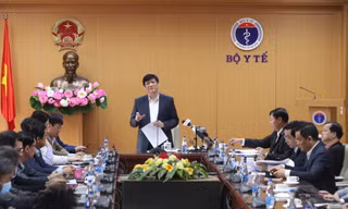 Bộ trưởng Bộ Y tế chủ trì cuộc họp trực tuyến tập huấn tiêm vắc-xin ngừa COVID-19 cho 63 tỉnh thành