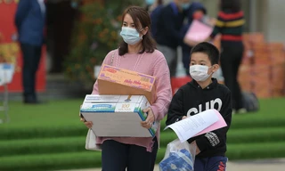 Học sinh tiểu học Xuân Phương rời khu cách ly, về nhà đón Tết muộn