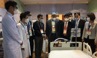 Thứ trưởng Nguyễn Trường Sơn kiểm tra ICU Bạch Mai sáng 25/1