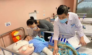 Bé gái rơi từ tầng 13 sắp được xuất viện