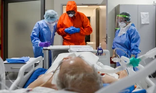 Giảm hơn 13.000 người cách ly, bệnh nhân điều trị COVID-19 lâu nhất hồi phục kỳ diệu