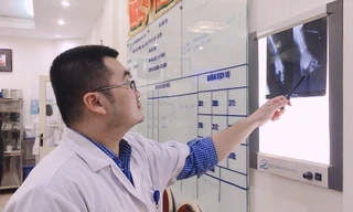 Bé 2 tuổi dập nát bàn tay vì cho tay vào máy xay sinh tố đang chạy