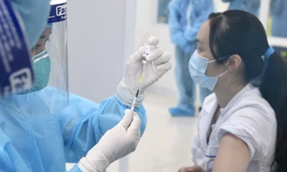 Hai người phản ứng nặng sau tiêm vắc xin phòng COVID-19