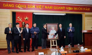Thầy thuốc gác niềm vui riêng, đồng lòng chống dịch Covid - 19