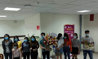 Những người về từ Vũ Hán được xuất viện sau 21 ngày cách ly tại BV Bệnh Nhiệt đới T.Ư. Ảnh Minh Đức