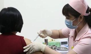 Tiêm thử nghiệm vắc xin Covivac cho những người tình nguyện đầu tiên Ảnh: Như Ý