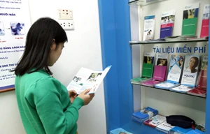 Phụ nữ được tư vấn sức khỏe sinh sản miễn phí