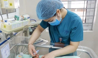 Trẻ bị bỏ rơi dưới hố ga hồi phục tuyệt vời