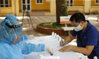 Lấy mẫu xét nghiệm tại Hà Nội. Ảnh: Như Ý