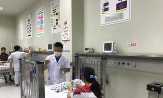 Bệnh nhi cấp cứu tại BV Nhi T.Ư. Ảnh" Thái Hà