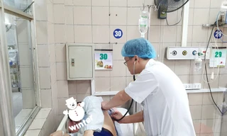 Bác sĩ BV Bạch Mai chăm sóc bệnh nhân ngộ độc rượu