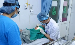 Bác sĩ xử lý tai biến cho nữ bệnh nhân