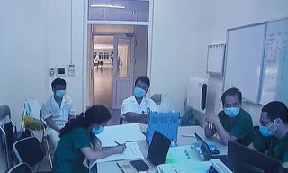 Bác sĩ khoa Cấp cứu BV Bệnh Nhiệt đới T.Ư hội chẩn ca bệnh