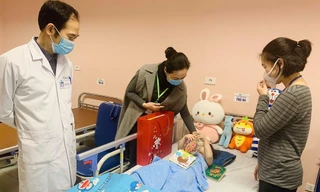 Hình ảnh bé rơi từ tầng 12A xuất viện