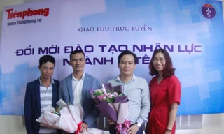 Đại diện Báo Tiền Phong tặng hoa các khách mời tham gia buổi giao lưu trực tuyến. Ảnh: Duy Phạm