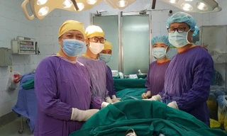 Cứu sống người đàn ông ăn 'đầy bụng' dao lam, bật lửa, túi nilon...