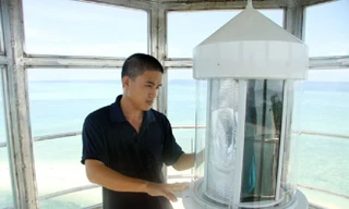 Chàng trai trẻ gác đèn ở Nam Yết