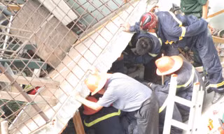 Giây phút giải cứu hai vợ chồng bị nổ ga sập nhà