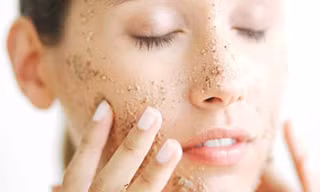 Tẩy tế bào chết vật lý hay hóa học, chọn cách nào để “tiến hóa” hành trình skincare?